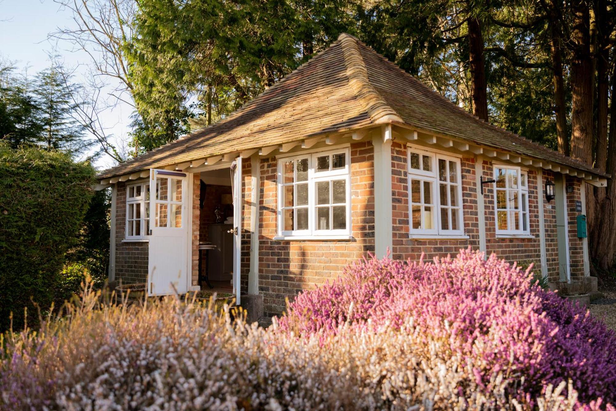 Old Mill Lodge By Huluki Sussex Stays Hurstpierpoint 외부 사진