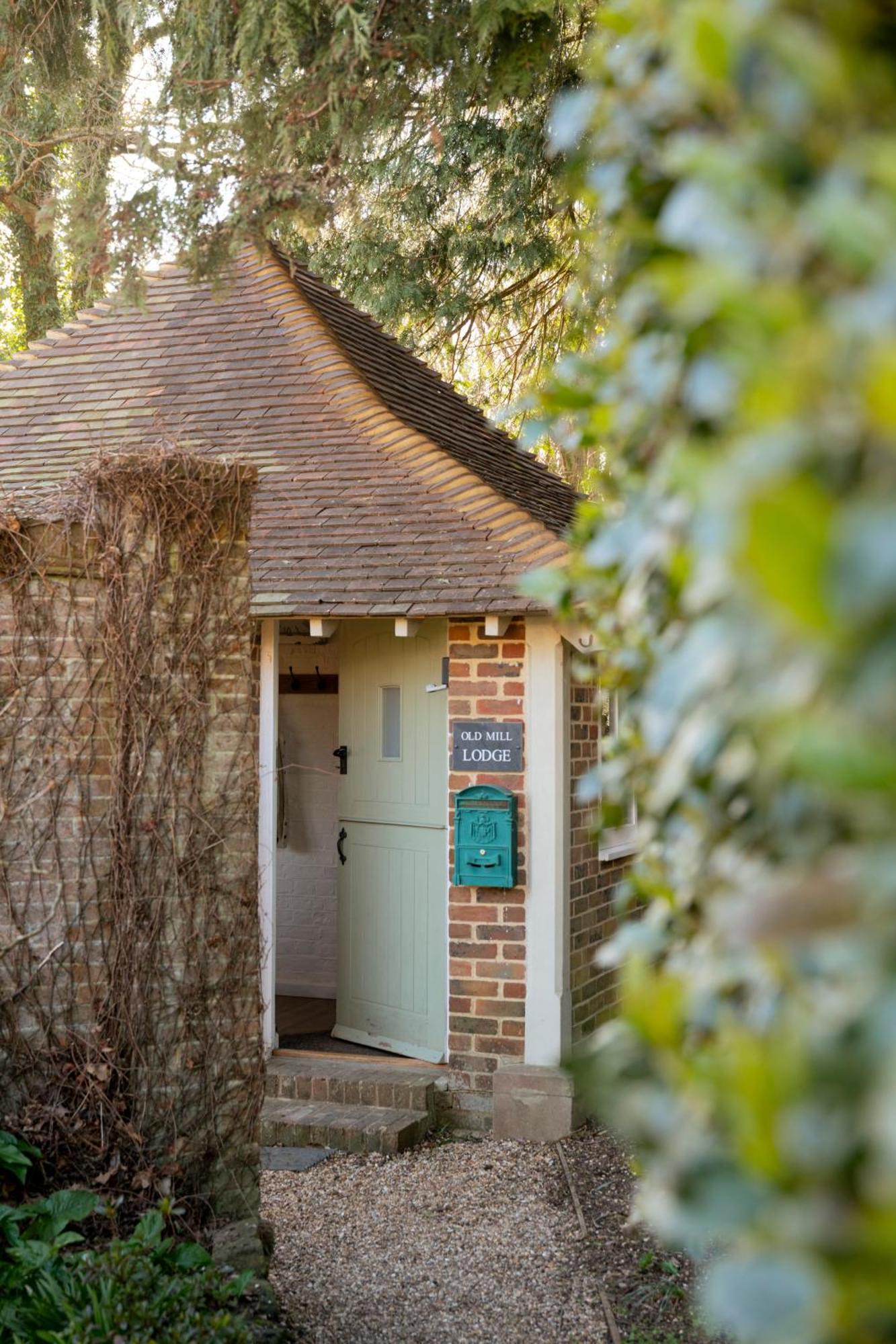 Old Mill Lodge By Huluki Sussex Stays Hurstpierpoint 외부 사진