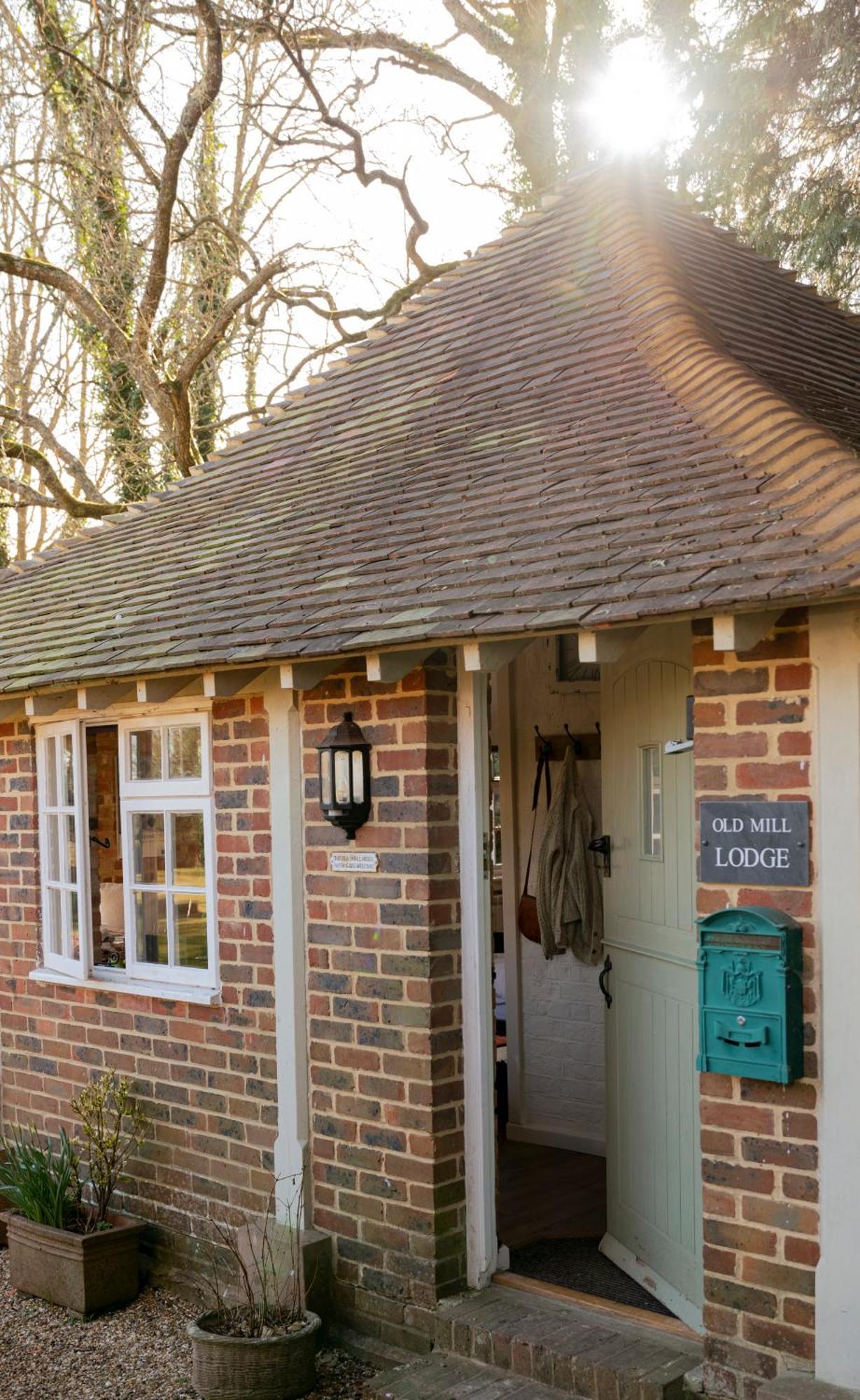 Old Mill Lodge By Huluki Sussex Stays Hurstpierpoint 외부 사진